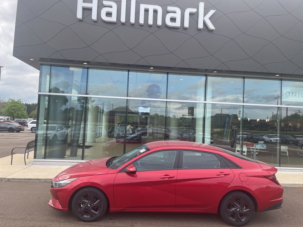 Used 2023 Hyundai Elantra SEL image 2