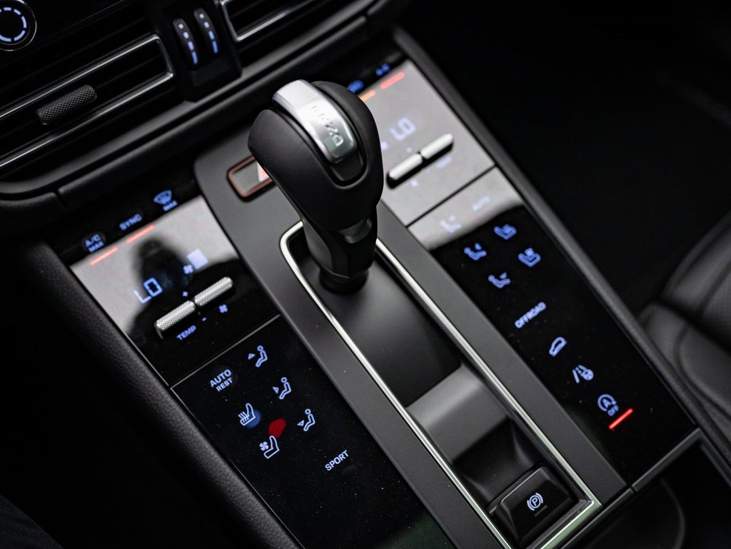 Used 2025 Porsche Macan image 30