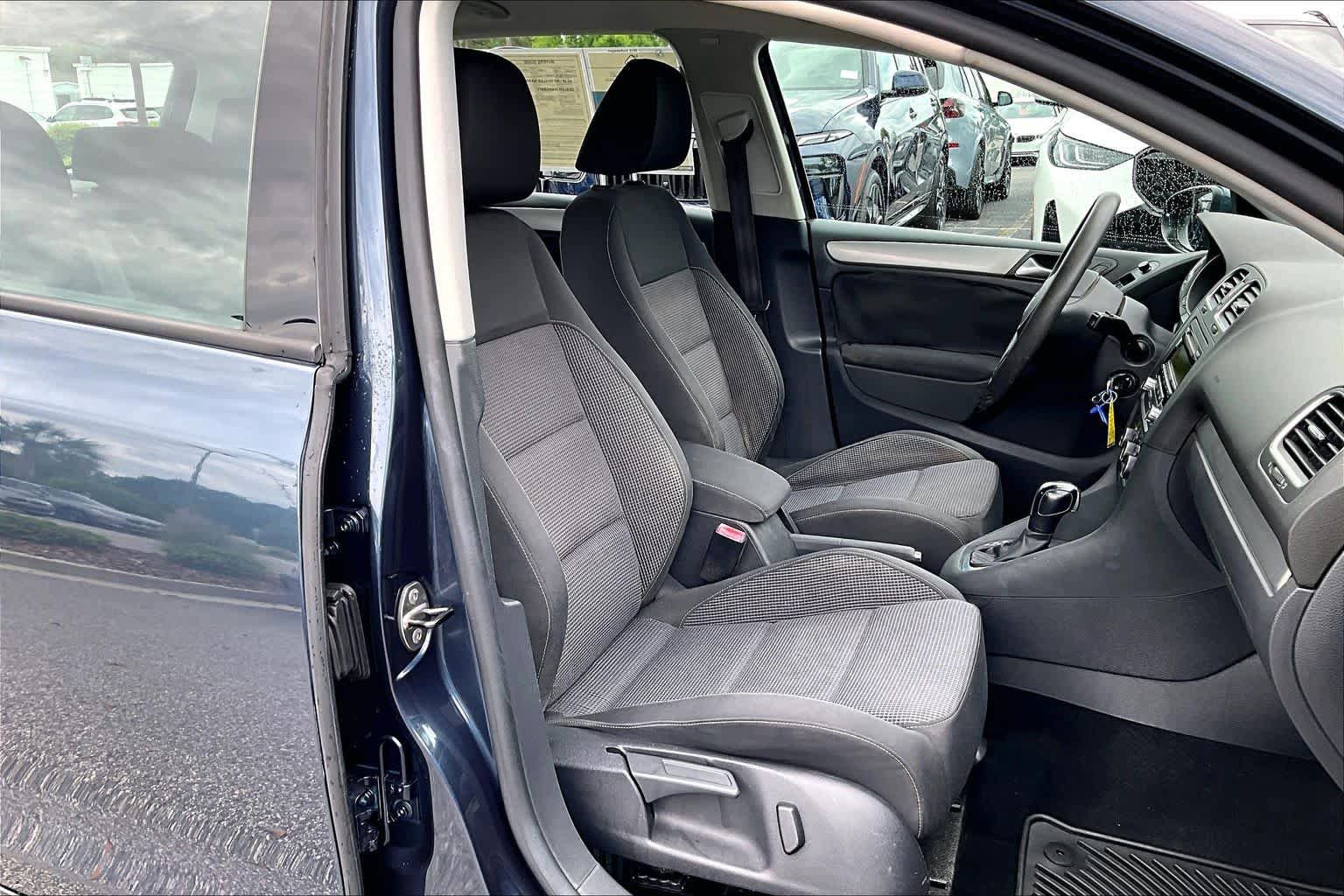 Used 2012 Volkswagen Golf 4-Door FWD image 9