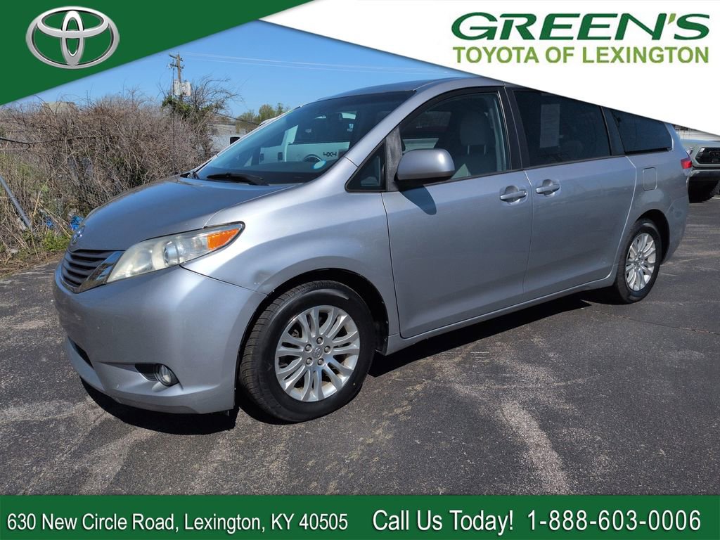 Used 2013 Toyota Sienna XLE image 1