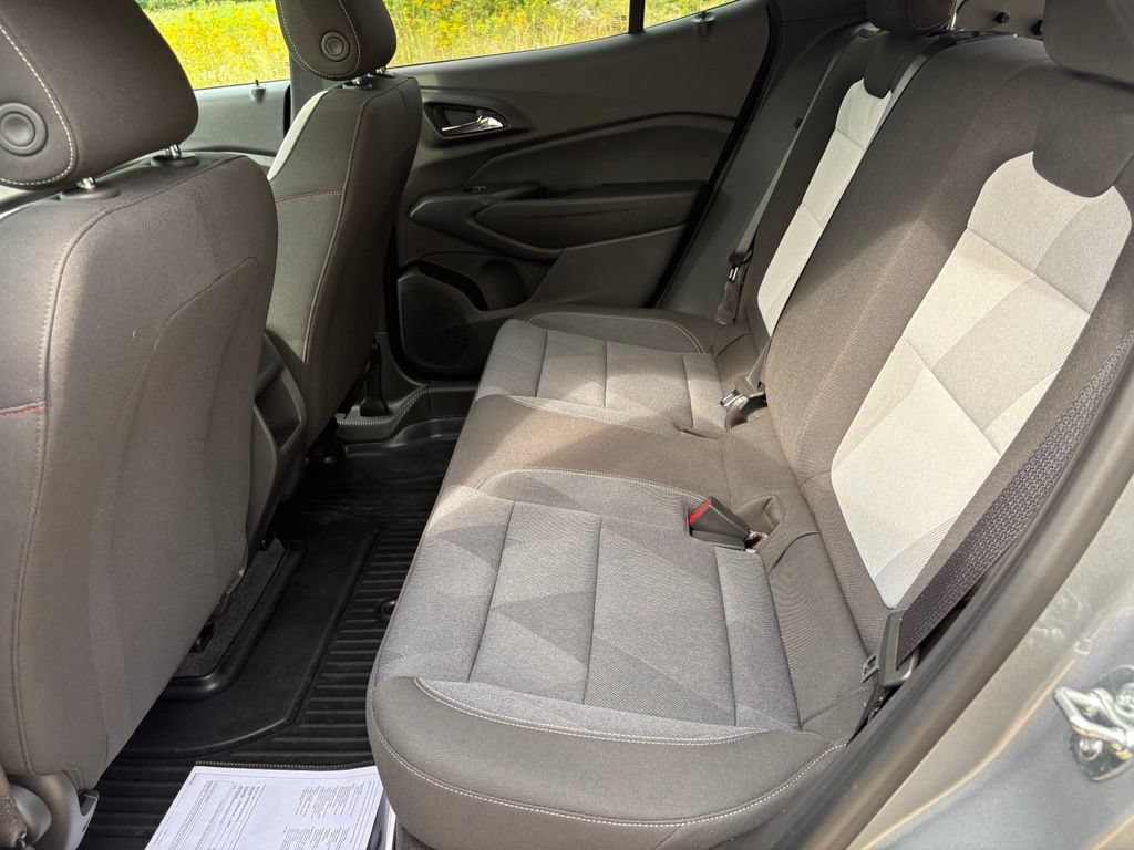 Used 2025 Chevrolet Trax RS w/ Sunroof Package FWD image 39