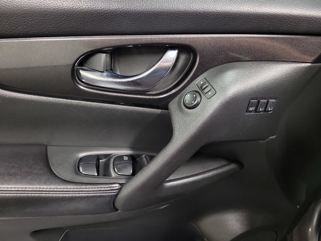 Used 2018 Nissan Rogue SV w/ Premium Package AWD/4WD image 21