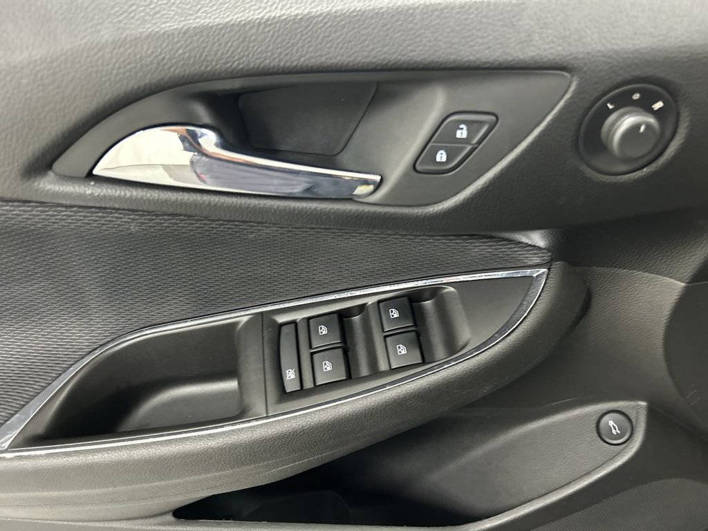 Used 2018 Chevrolet Cruze LT w/ Convenience Package FWD image 11