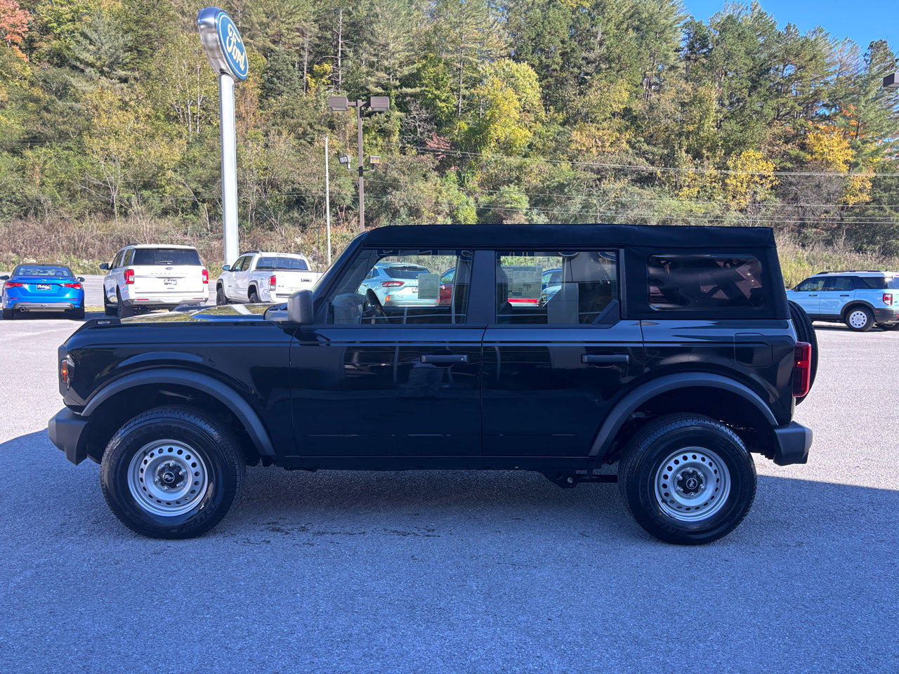 New 2025 Ford Bronco 4-Door image 2