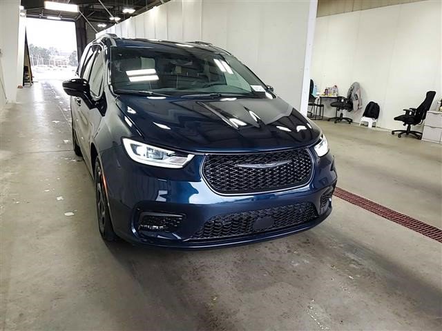 Used 2024 Chrysler Pacifica Premium image 2