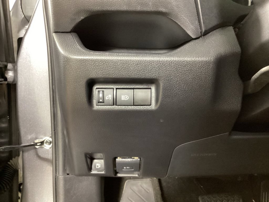 Used 2021 Toyota RAV4 LE AWD/4WD image 14
