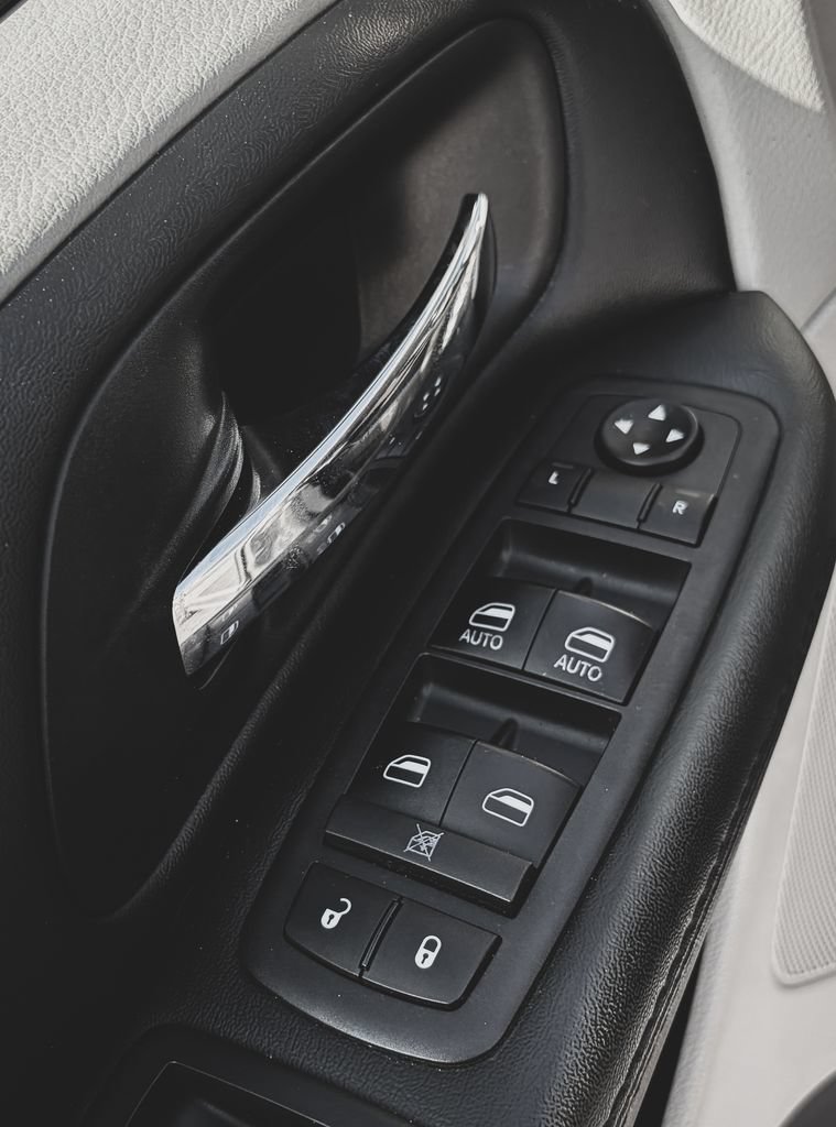 Used 2018 Dodge Grand Caravan SE w/ UConnect Hands-Free Group FWD image 5
