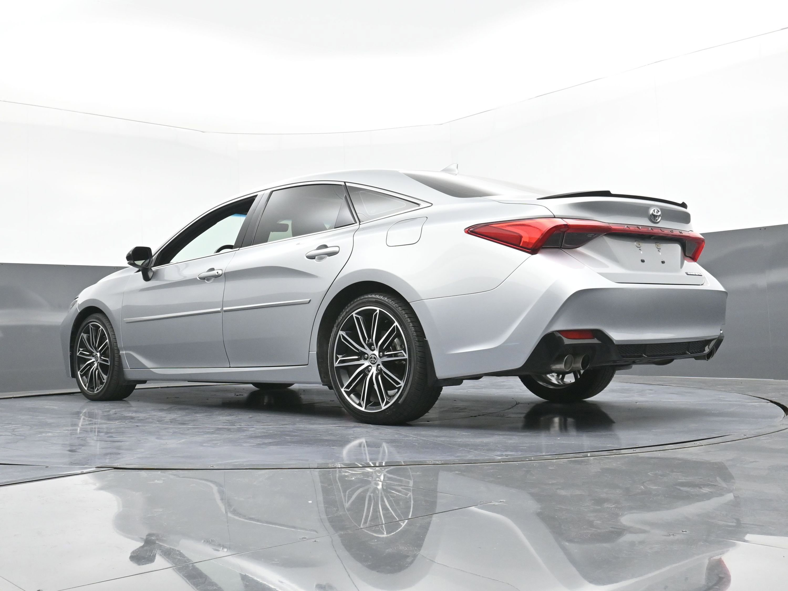 Used 2022 Toyota Avalon Touring image 32
