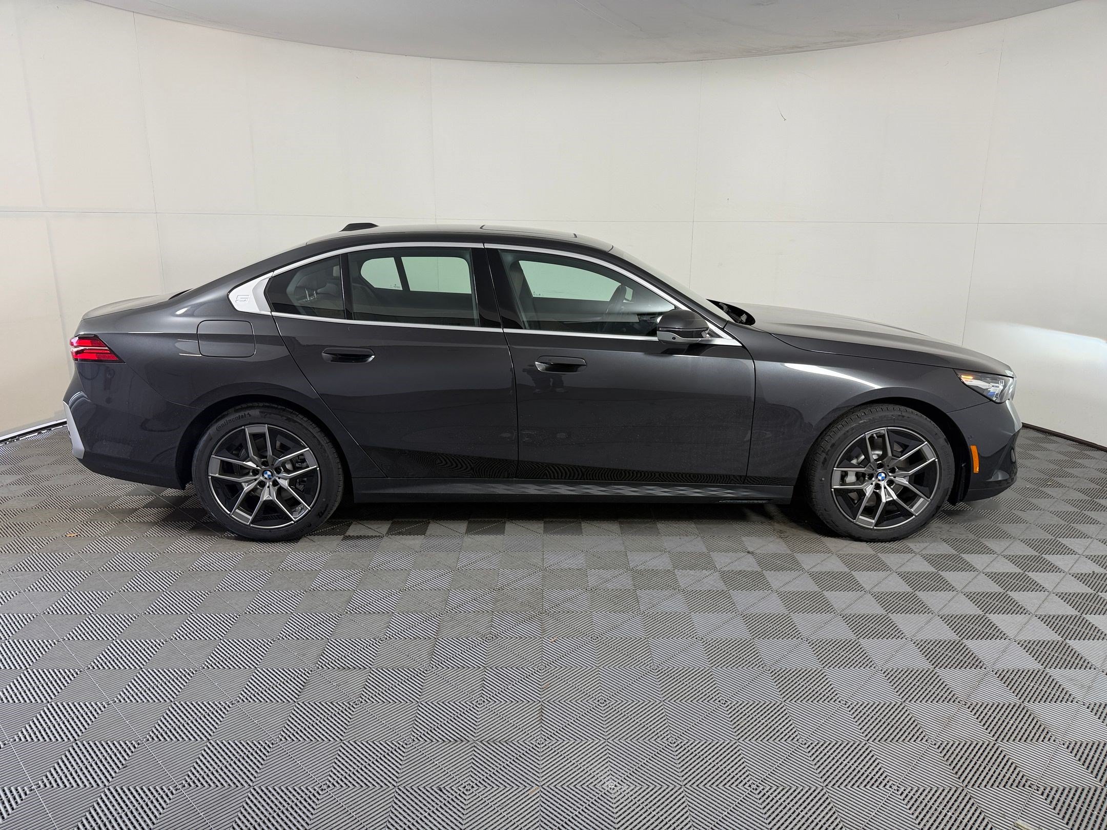 Used 2027 BMW 530i w/ Convenience Package RWD image 8