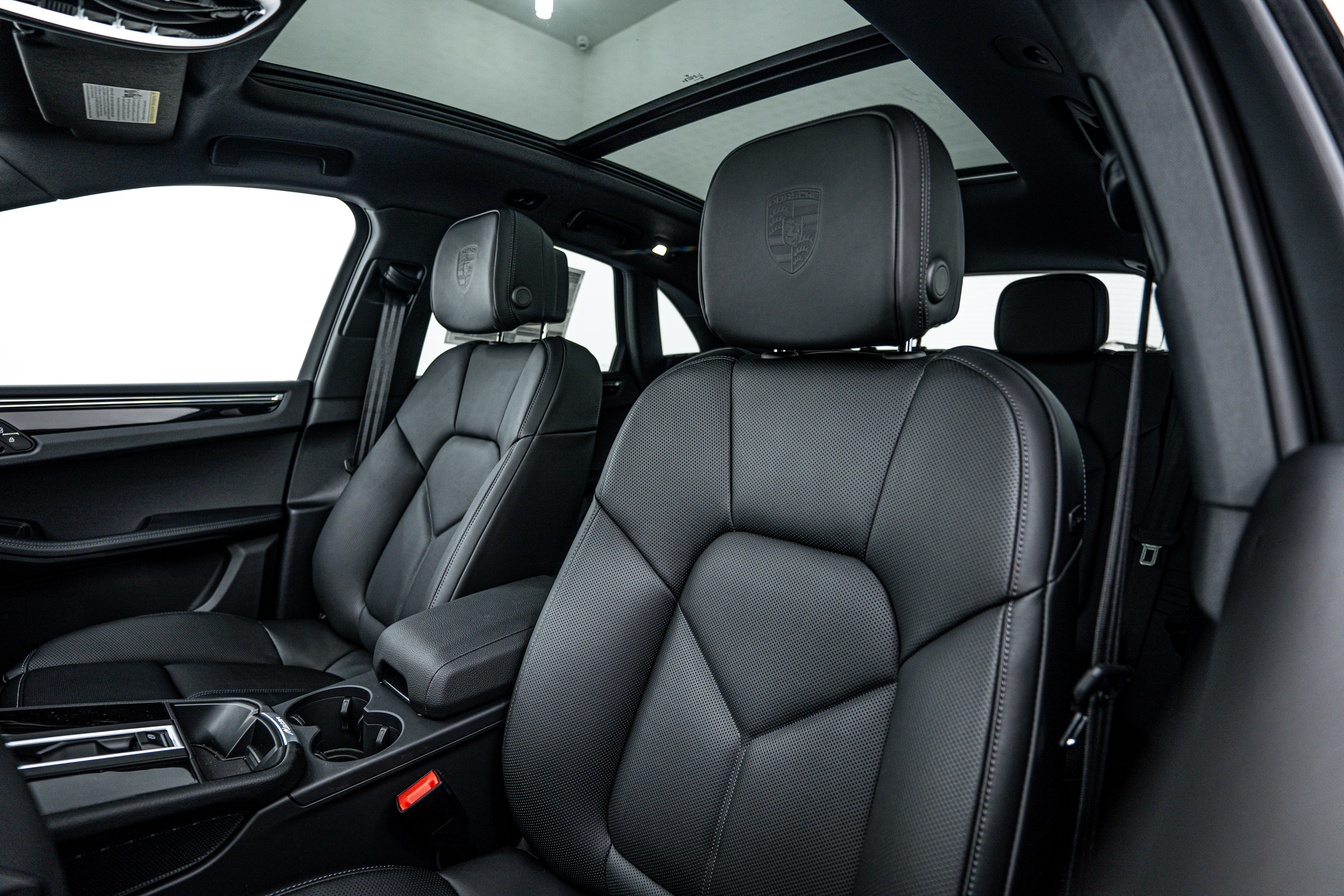 Certified 2026 Porsche Macan AWD/4WD image 18