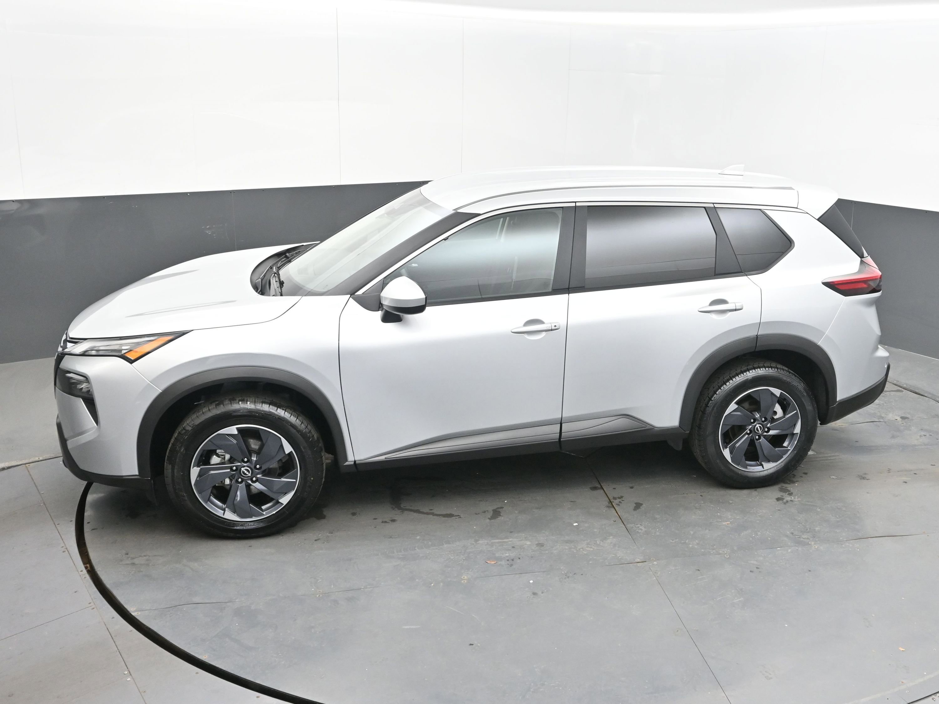 Used 2025 Nissan Rogue SV image 34