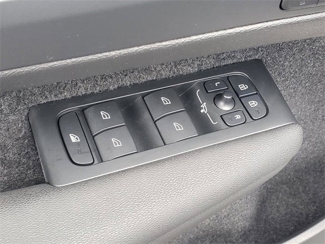 Used 2025 Volvo XC40 B5 Core image 12