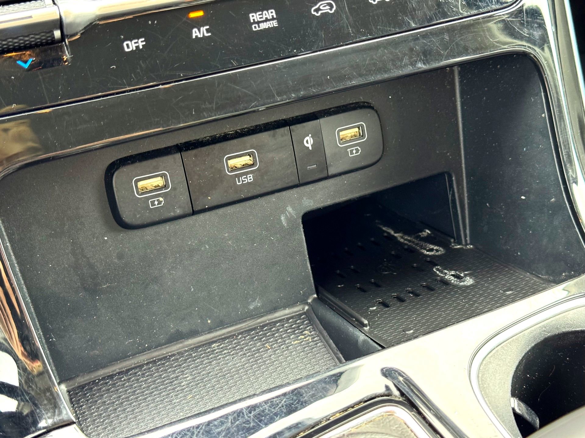 Used 2024 Kia Carnival EX image 27