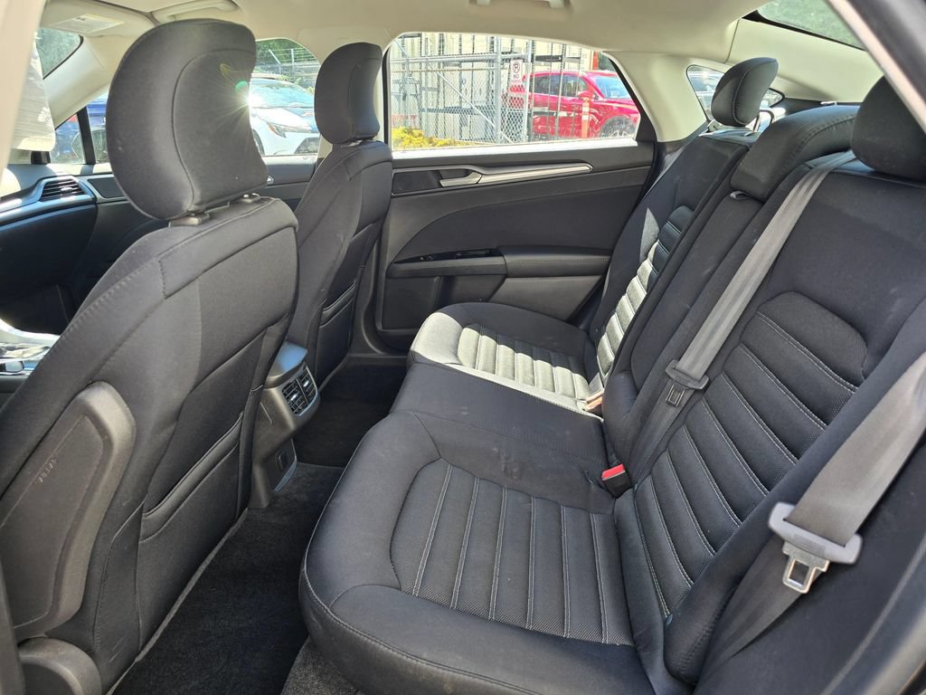 Used 2015 Ford Fusion SE FWD image 10