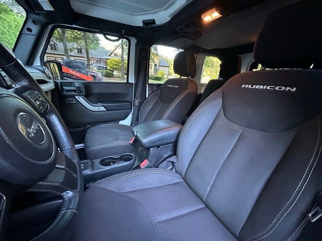 Used 2015 Jeep Wrangler Unlimited Rubicon w/ Connectivity Group AWD/4WD image 10