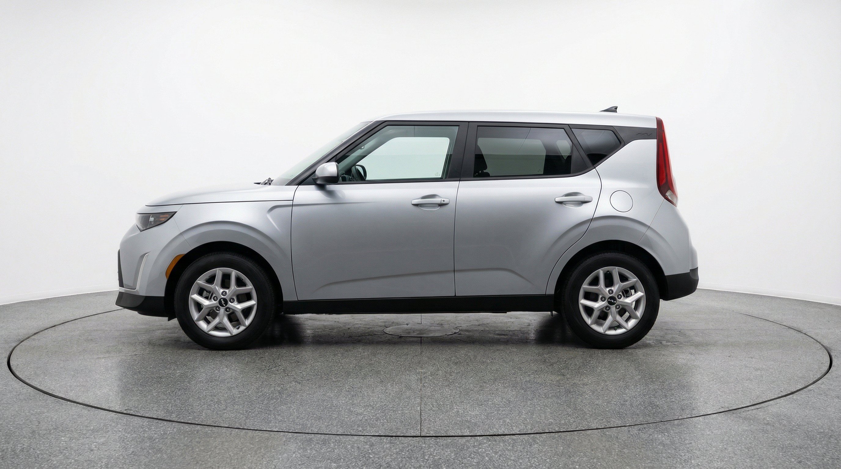 Used 2025 Kia Soul LX w/ LX Technology Package FWD image 5