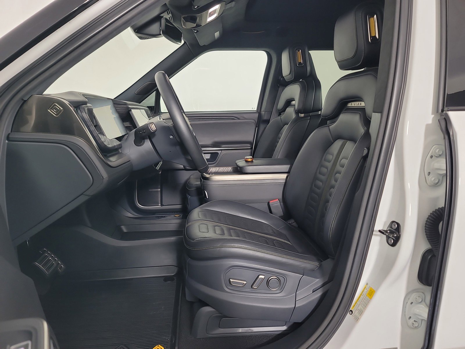 Used 2022 Rivian R1T Adventure image 20