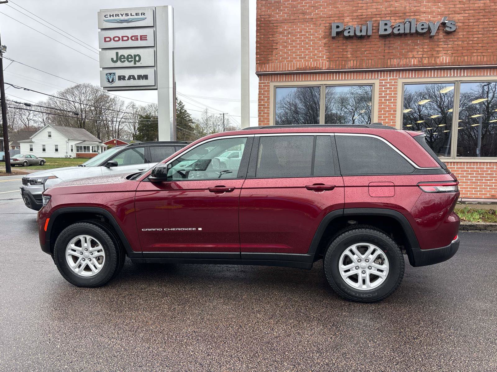 Used 2024 Jeep Grand Cherokee Laredo w/ Trailer Tow Package image 3