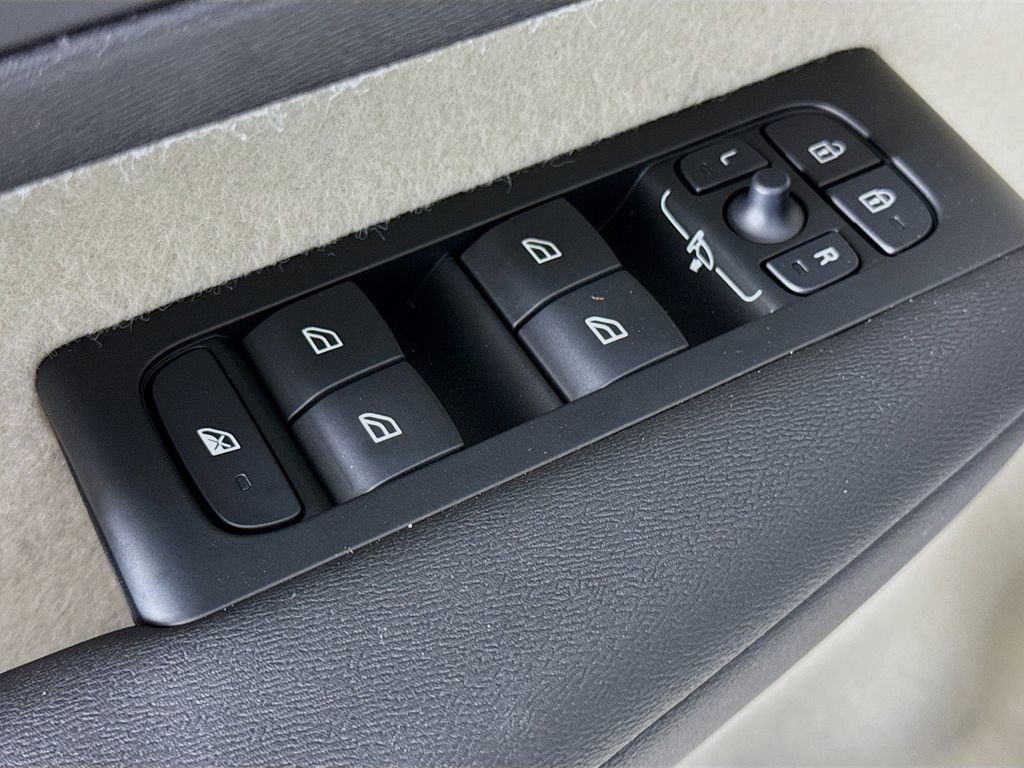 New 2026 Volvo XC40 B5 Plus w/ Climate Package image 18