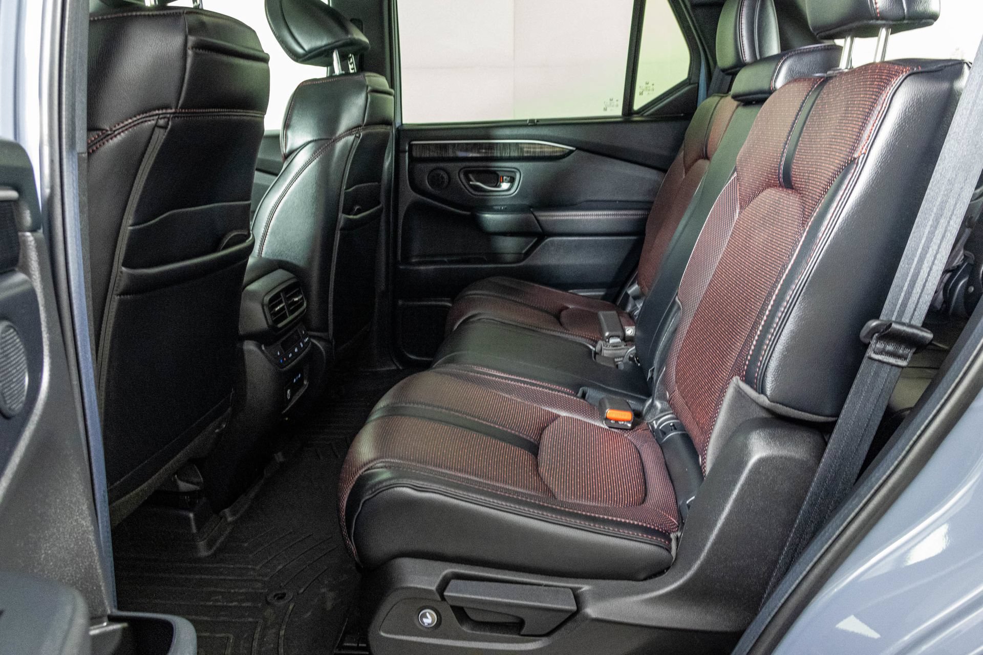 Used 2025 Honda Pilot Black Edition image 43
