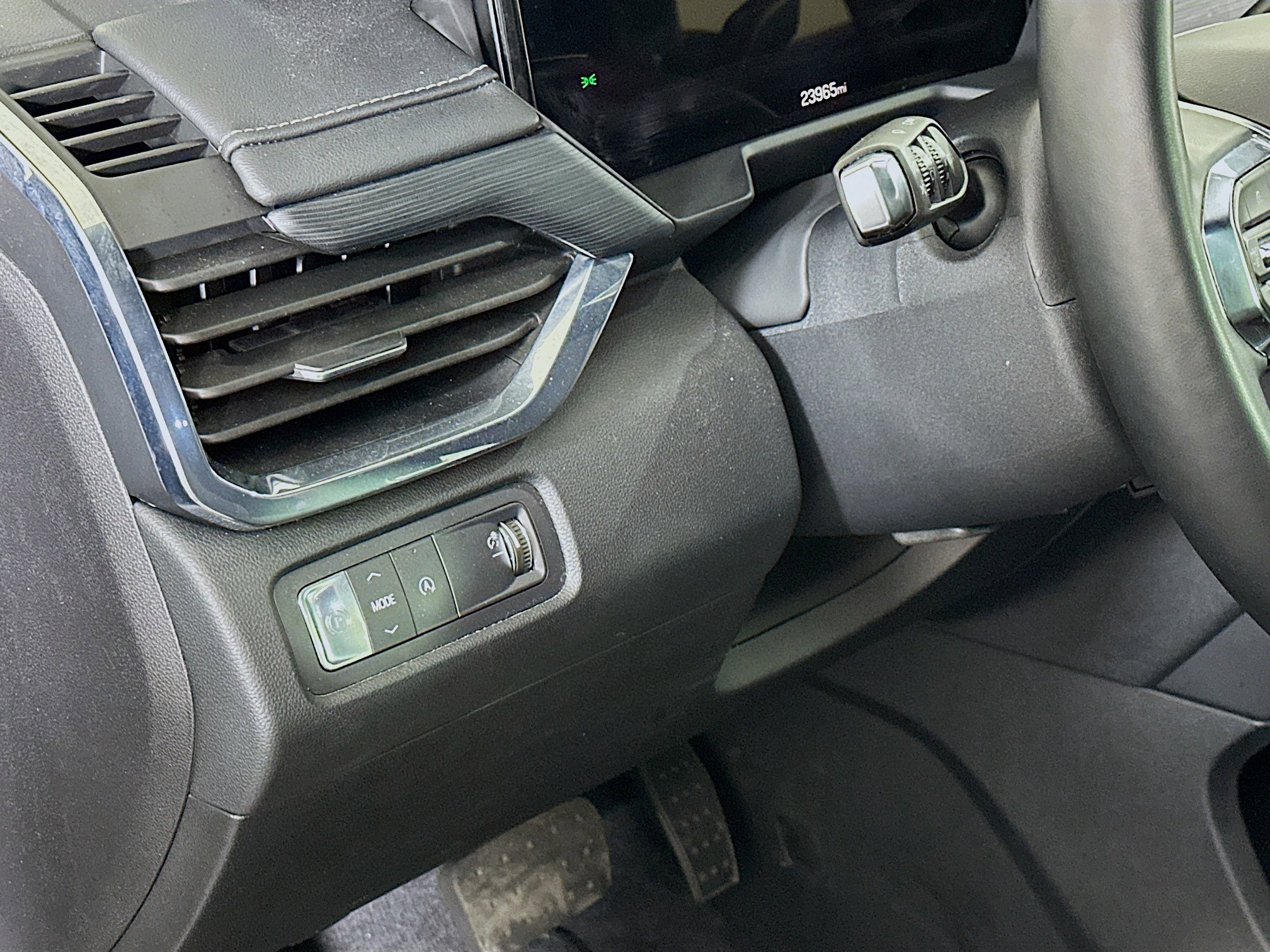 Used 2025 GMC Acadia Elevation image 17