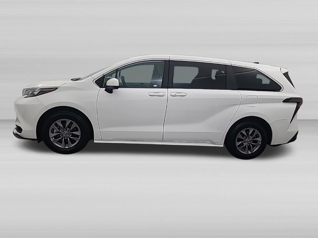 Used 2025 Toyota Sienna LE FWD image 8