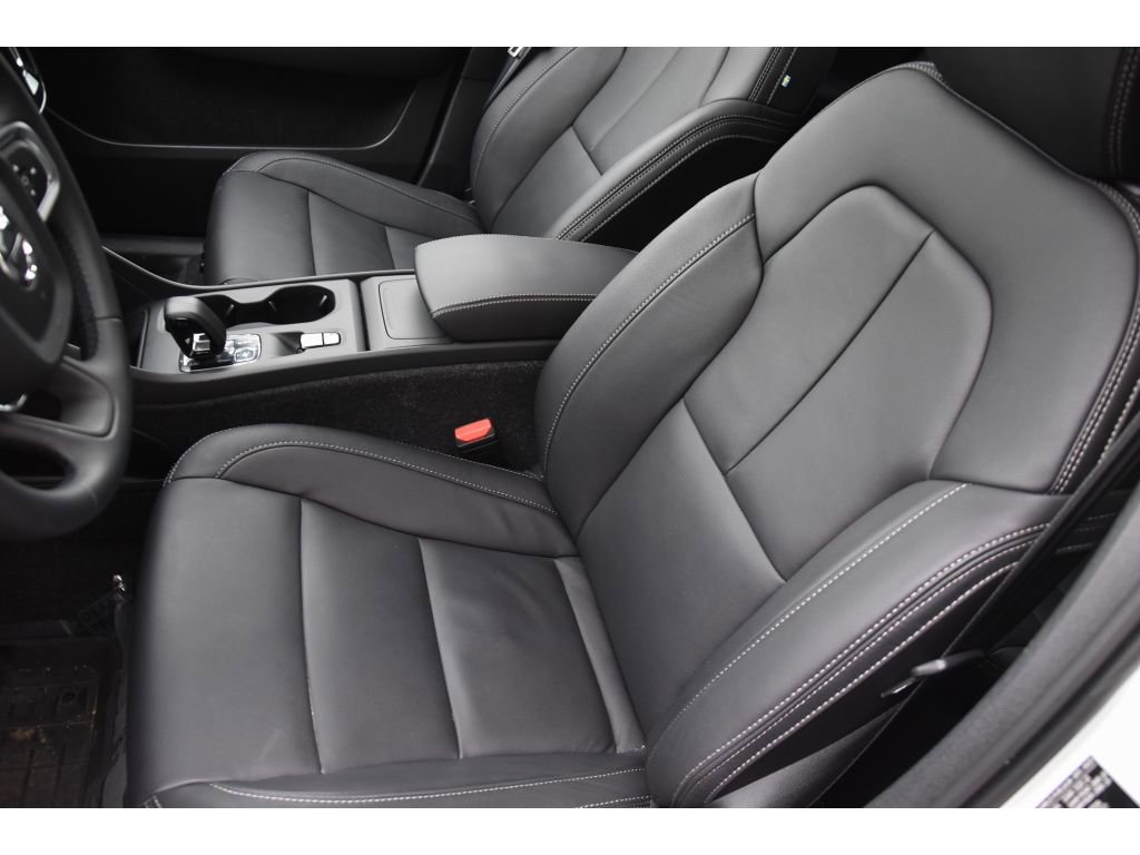 Certified 2025 Volvo XC40 B5 Core w/ Protection Package Premier image 9