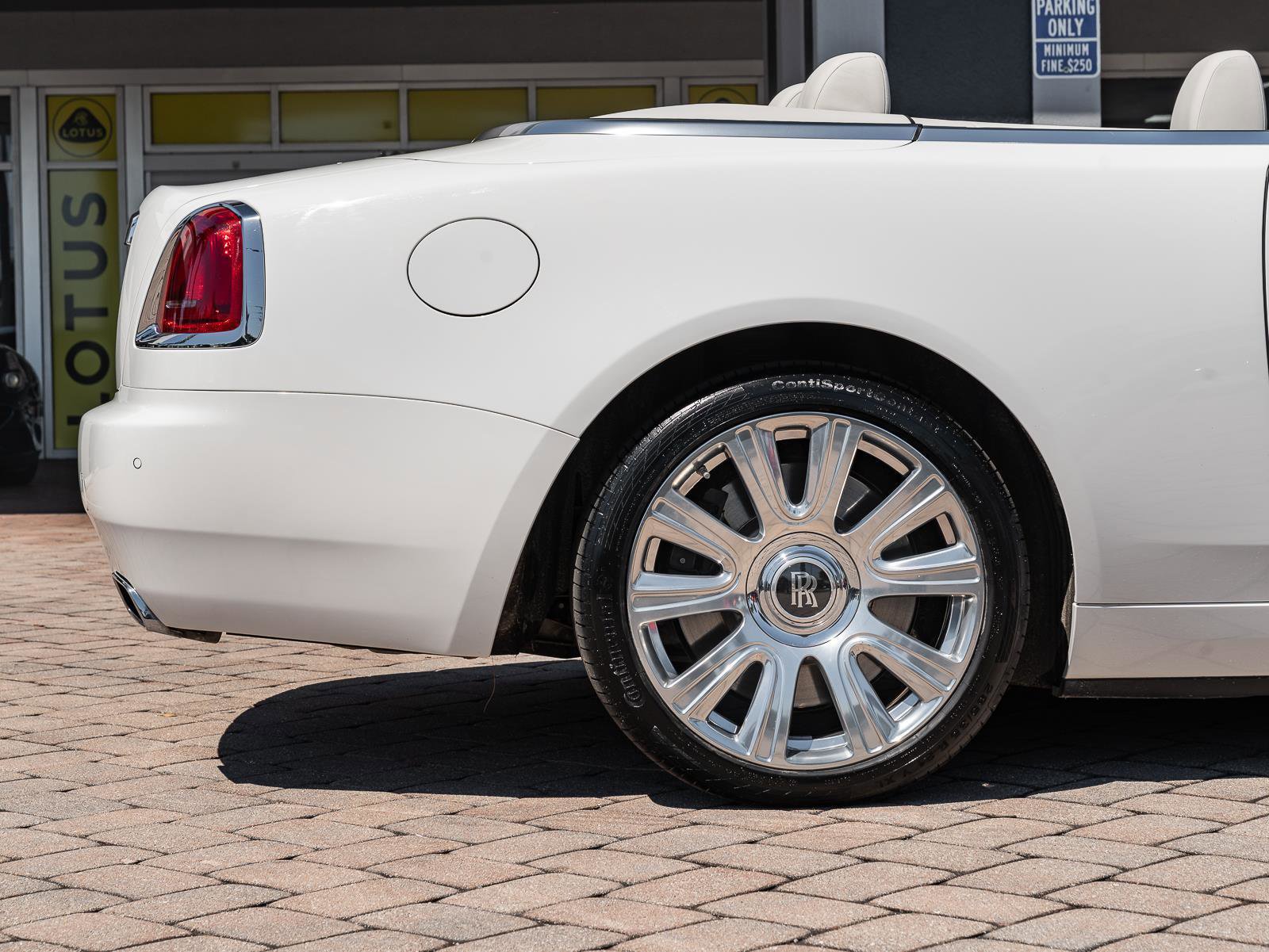 Used 2017 Rolls-Royce Dawn image 39