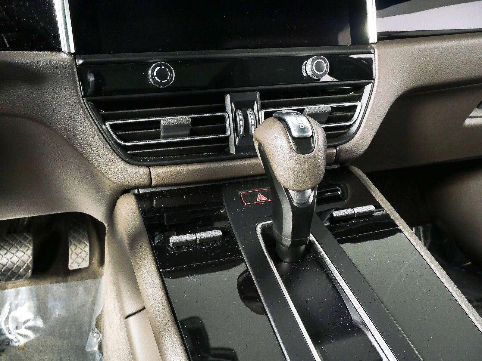 Used 2025 Porsche Macan Turbo AWD/4WD image 18