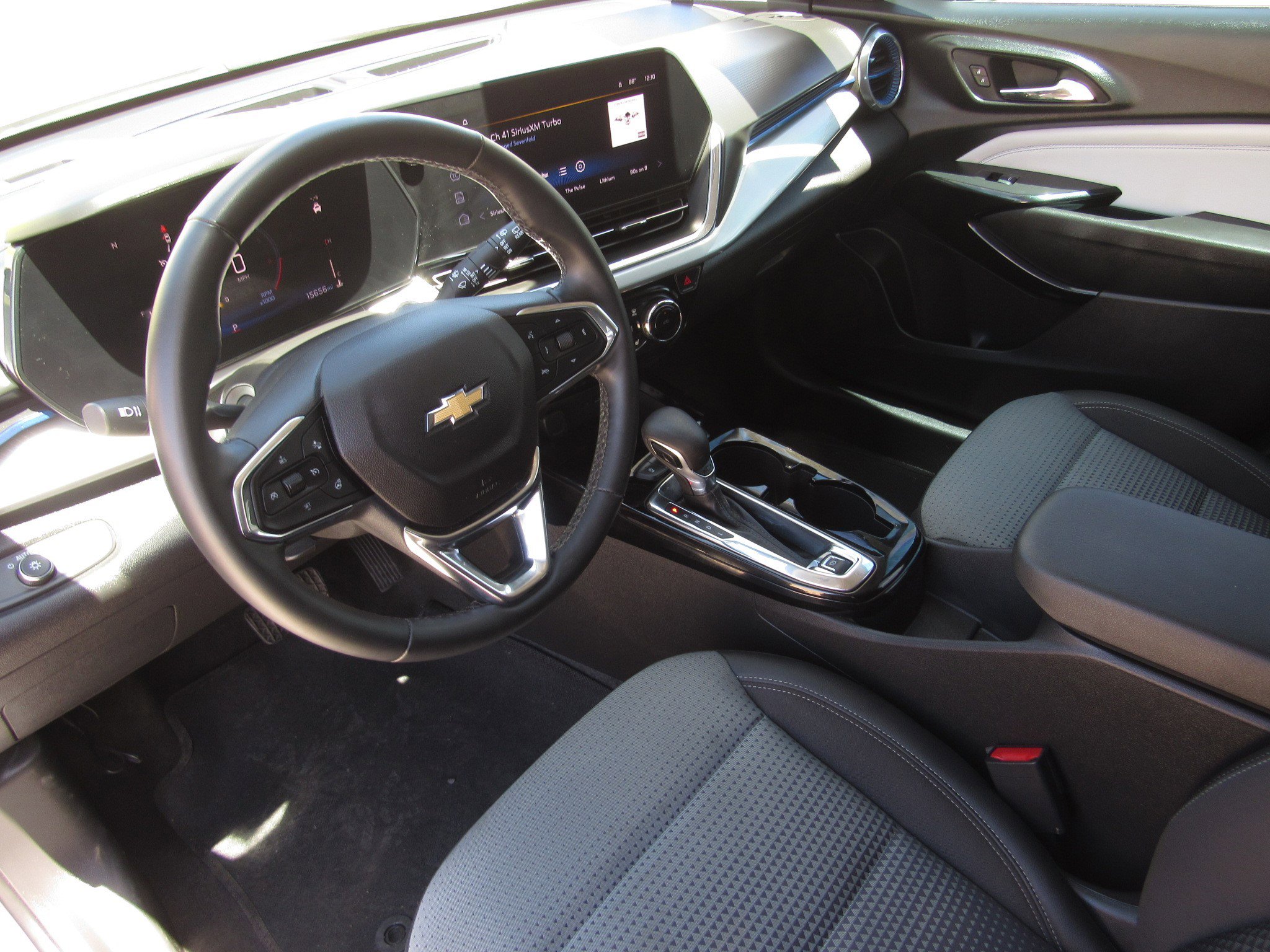 Used 2025 Chevrolet Trax LT w/ LT Convenience Package FWD image 15