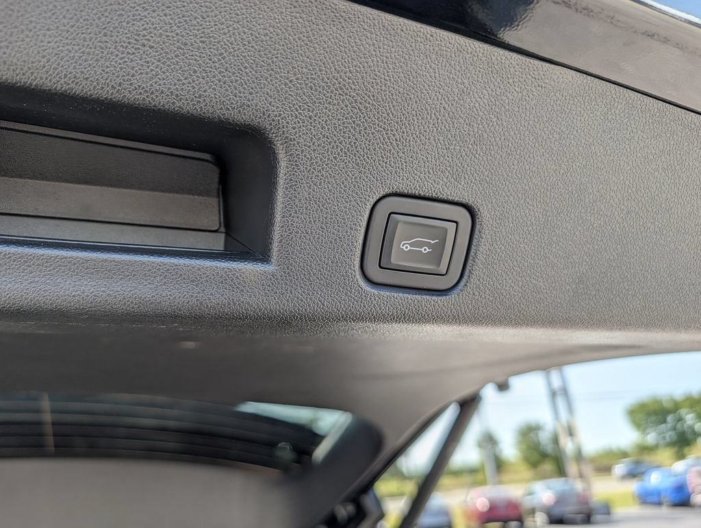 Used 2025 Chevrolet Traverse LT FWD image 28