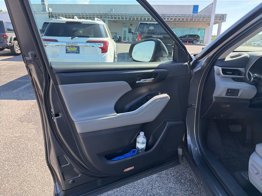 Used 2022 Toyota Highlander XLE image 13