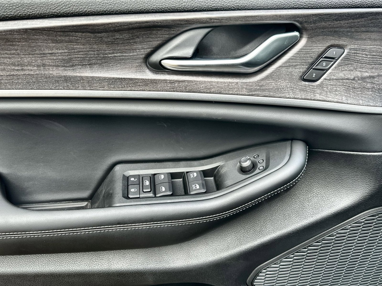 New 2025 Jeep Grand Cherokee Limited w/ Luxury Tech Group II image 15