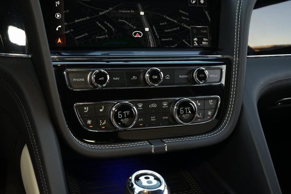 Used 2023 Bentley Bentayga Plug-In Hybrid image 18