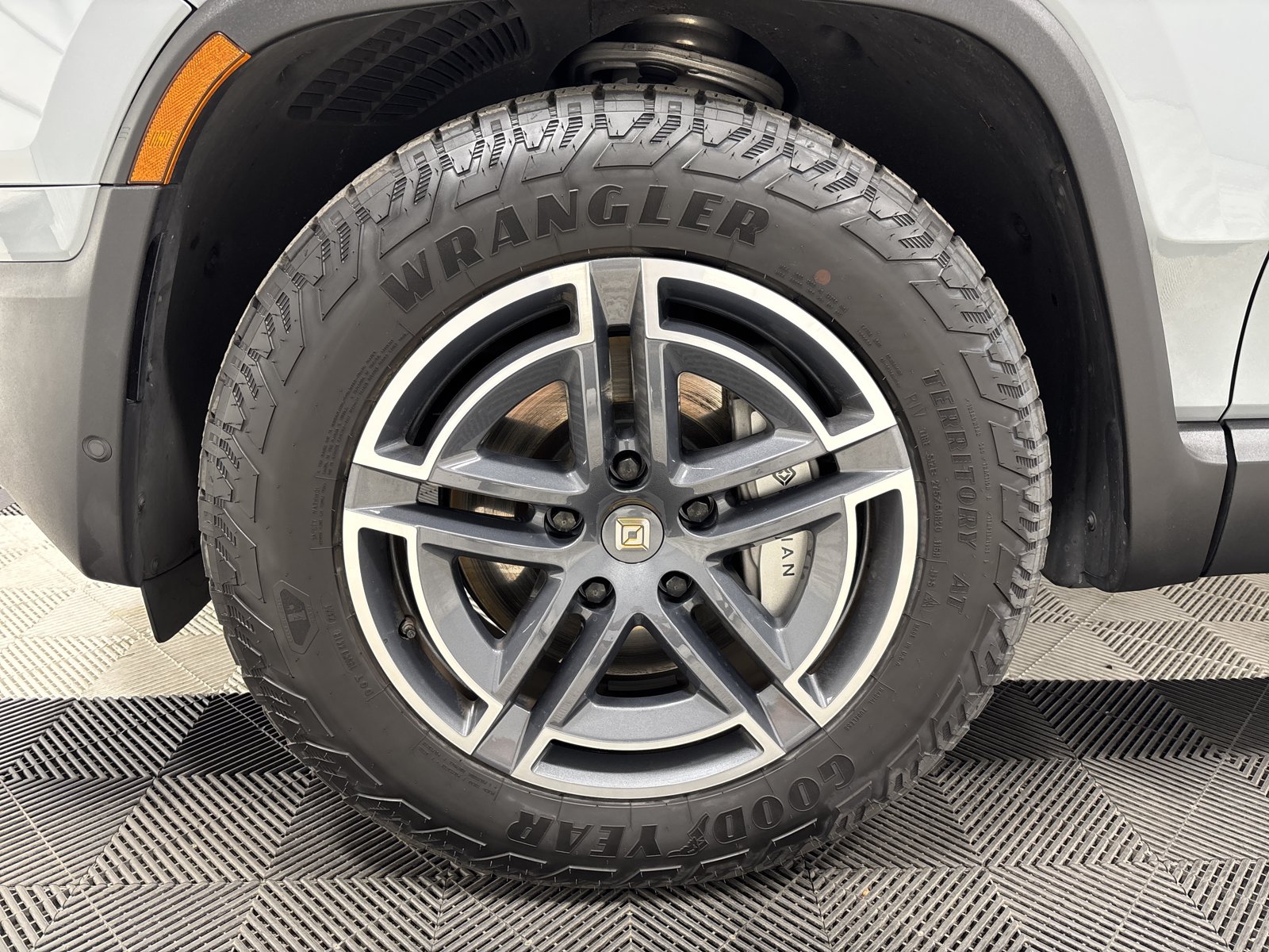 Used 2025 Rivian R1S Adventure AWD/4WD image 9