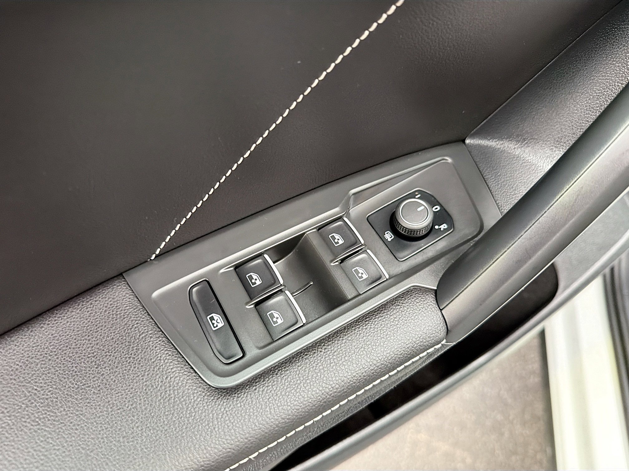 Used 2023 Volkswagen Tiguan SE R-Line image 7