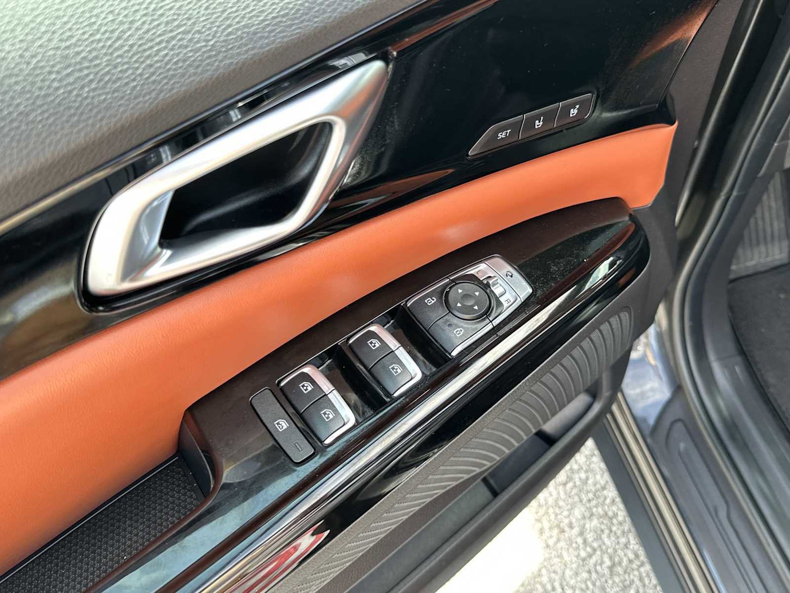 Used 2024 Kia Carnival SX image 16