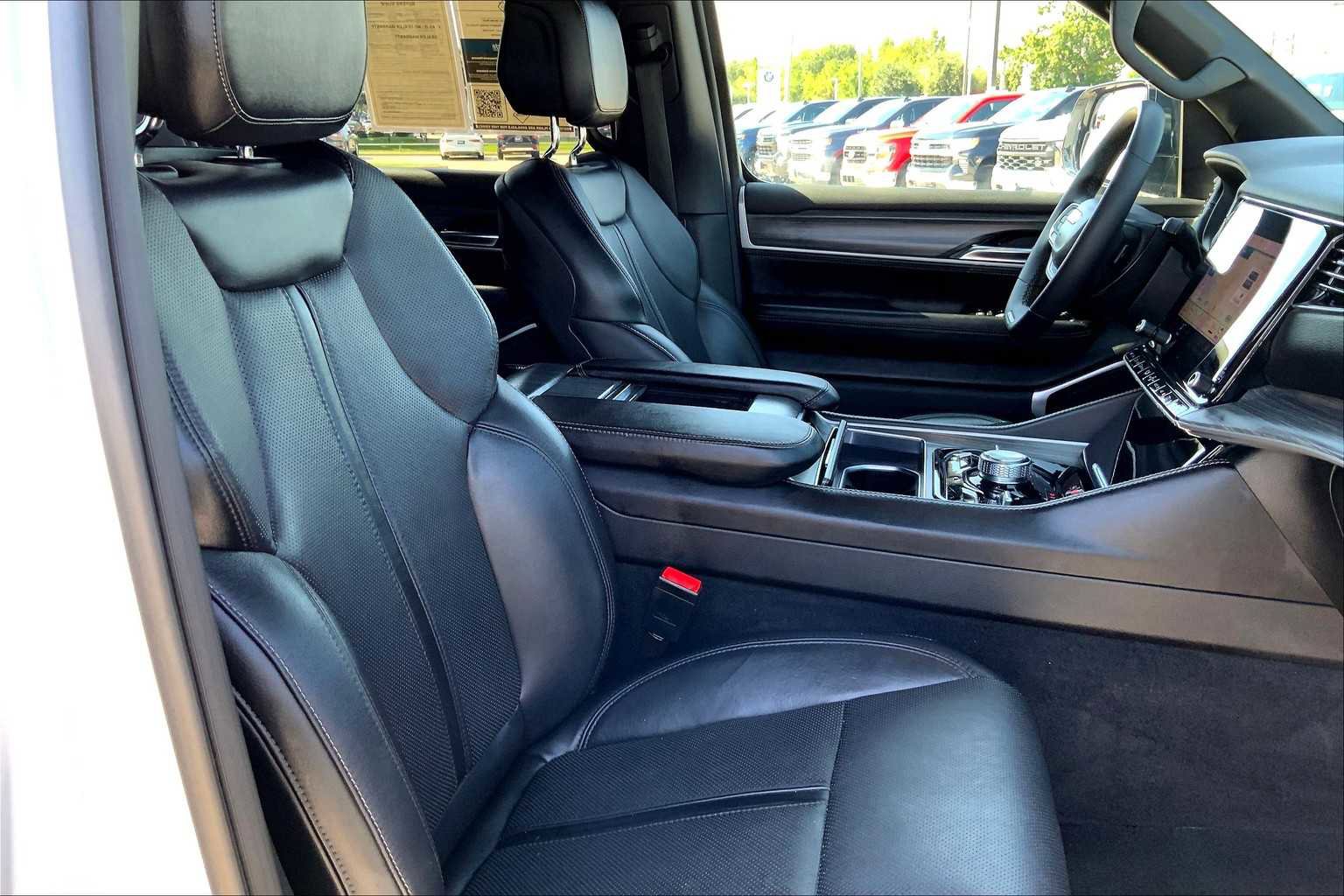 Used 2023 Jeep Wagoneer L Series III w/ Preferred Equipment Group image 8