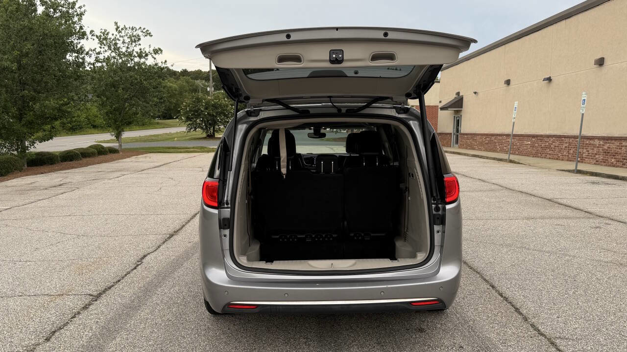 Used 2018 Chrysler Pacifica Limited image 6