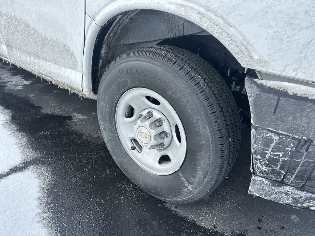 Used 2025 Chevrolet Express 2500 Extended w/ Communications Package image 4