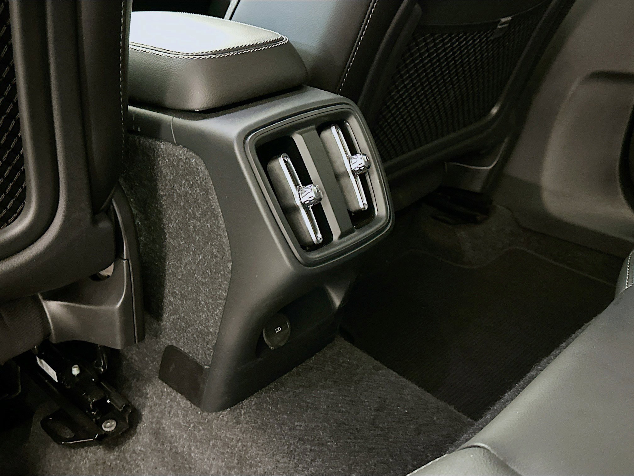 Used 2025 Volvo XC40 B5 Plus image 29