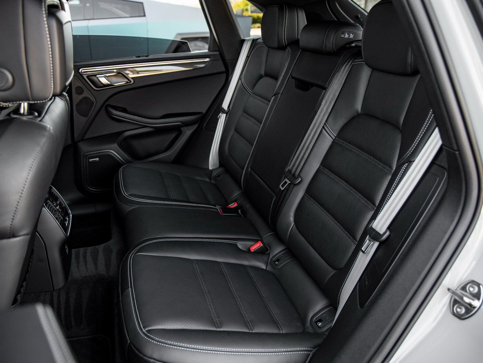 New 2026 Porsche Macan GTS AWD/4WD image 32