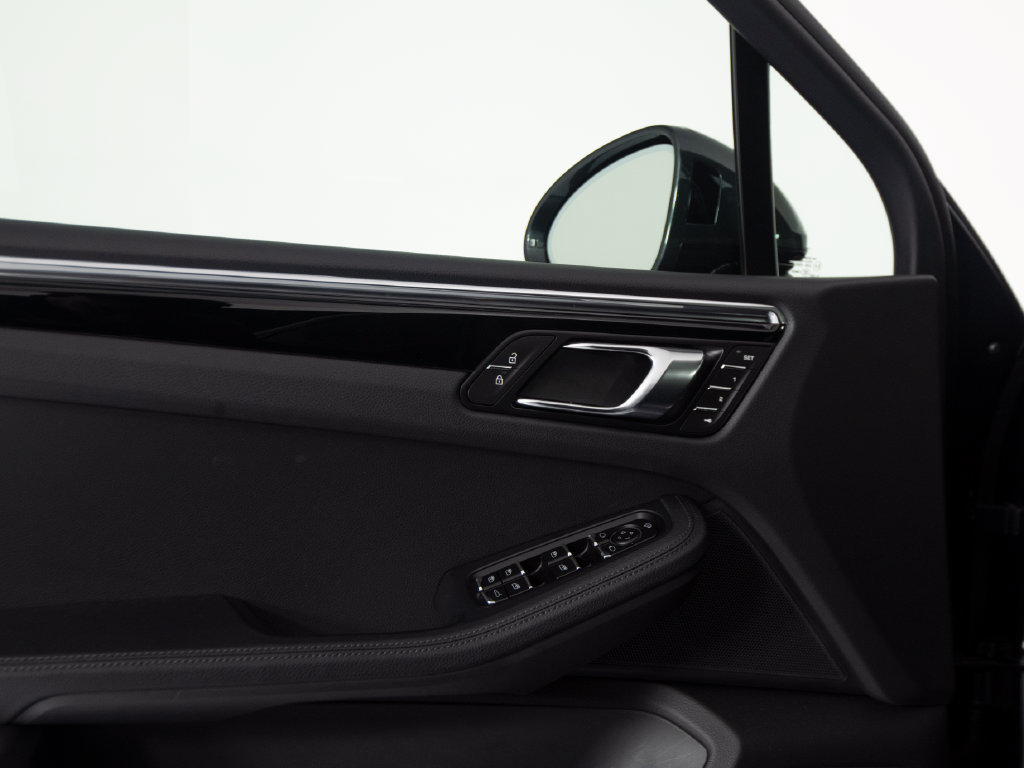Certified 2026 Porsche Macan AWD/4WD image 19