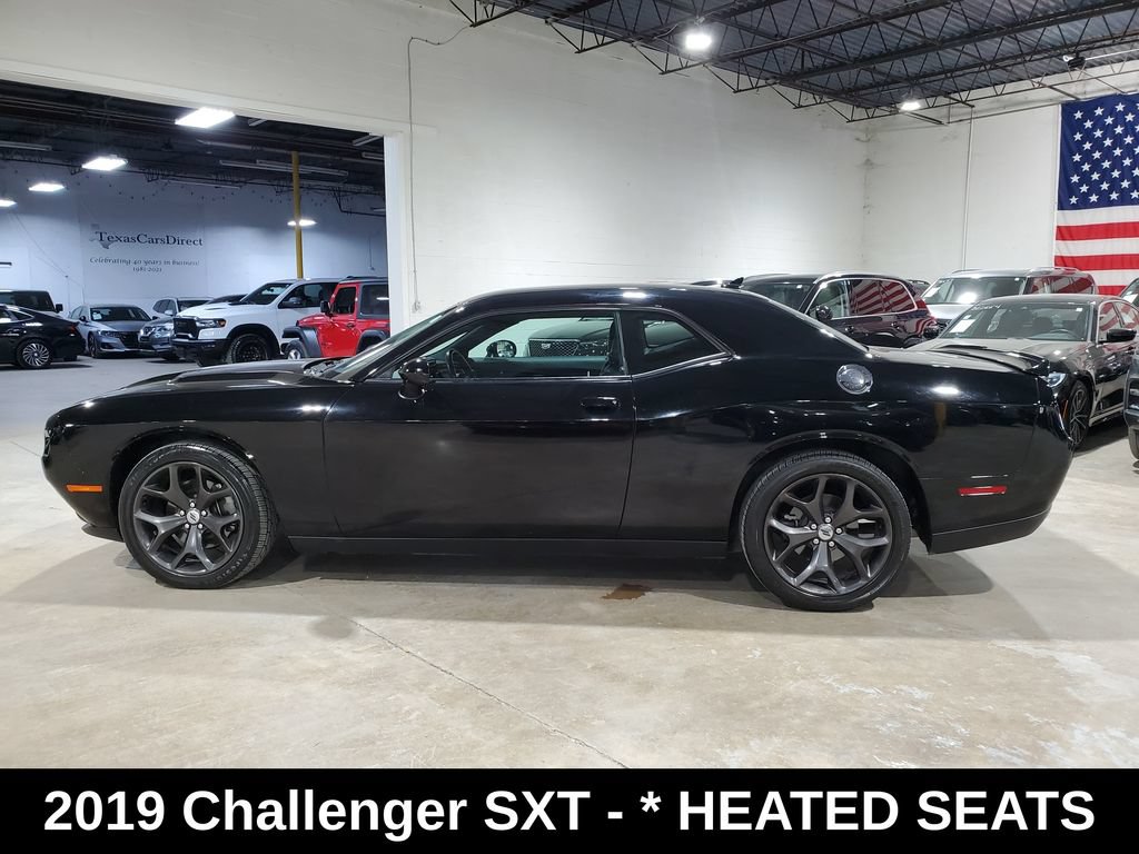 Used 2019 Dodge Challenger SXT w/ Plus Package RWD image 9