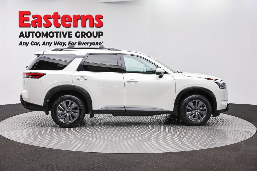 Used 2024 Nissan Pathfinder SV w/ SV Premium Package AWD/4WD image 4