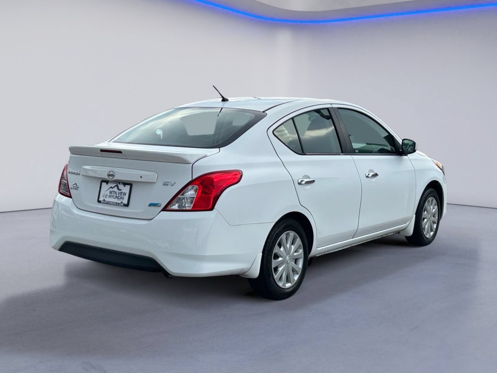 Used 2015 Nissan Versa SV FWD image 3