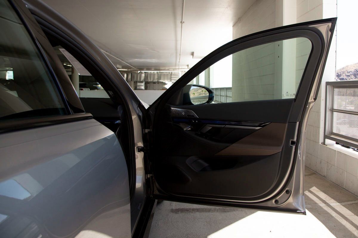 Used 2026 BMW 550e xDrive w/ Premium Package AWD/4WD image 28