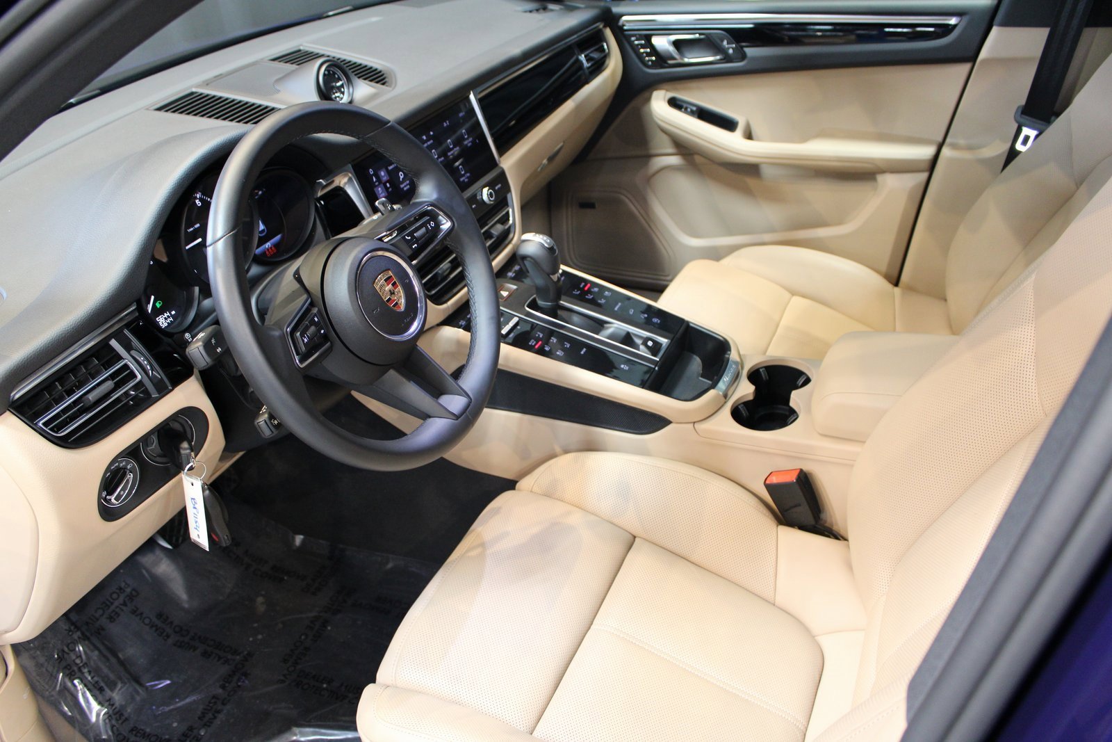 Certified 2025 Porsche Macan image 4