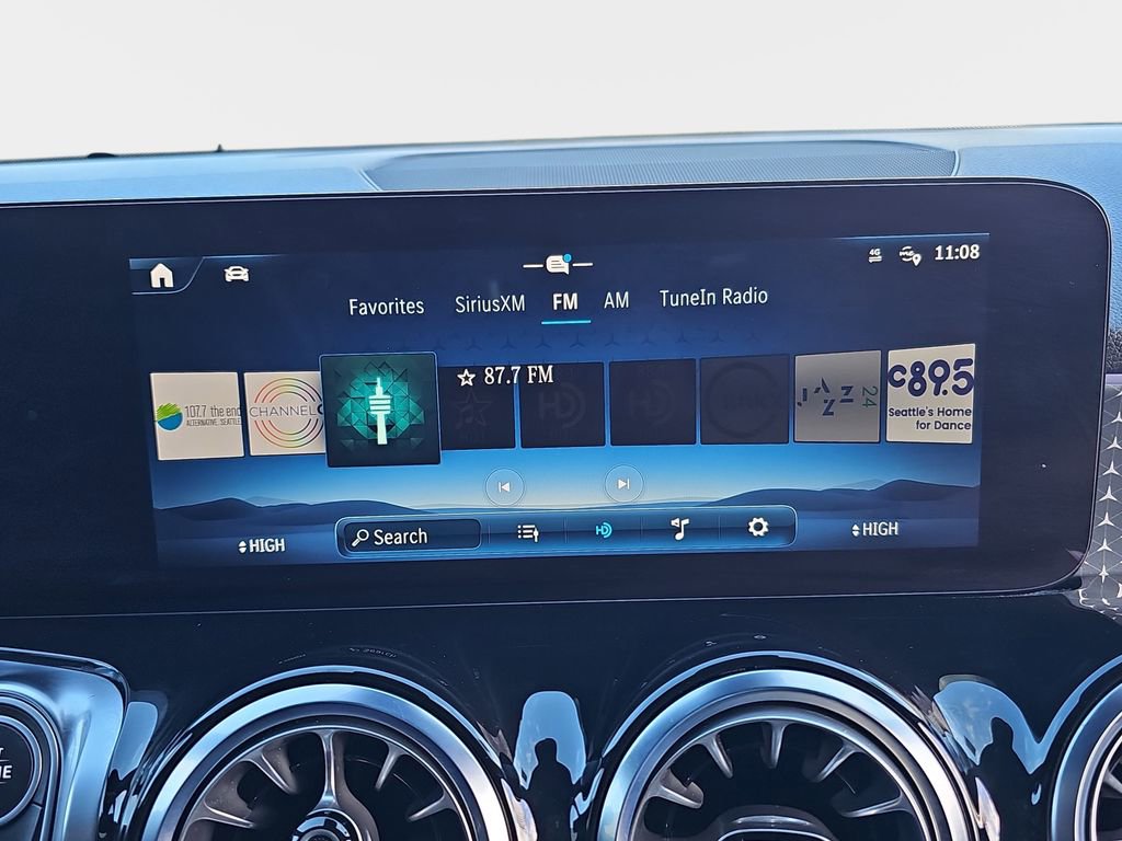 Used 2025 Mercedes-Benz GLB 250 4MATIC image 25