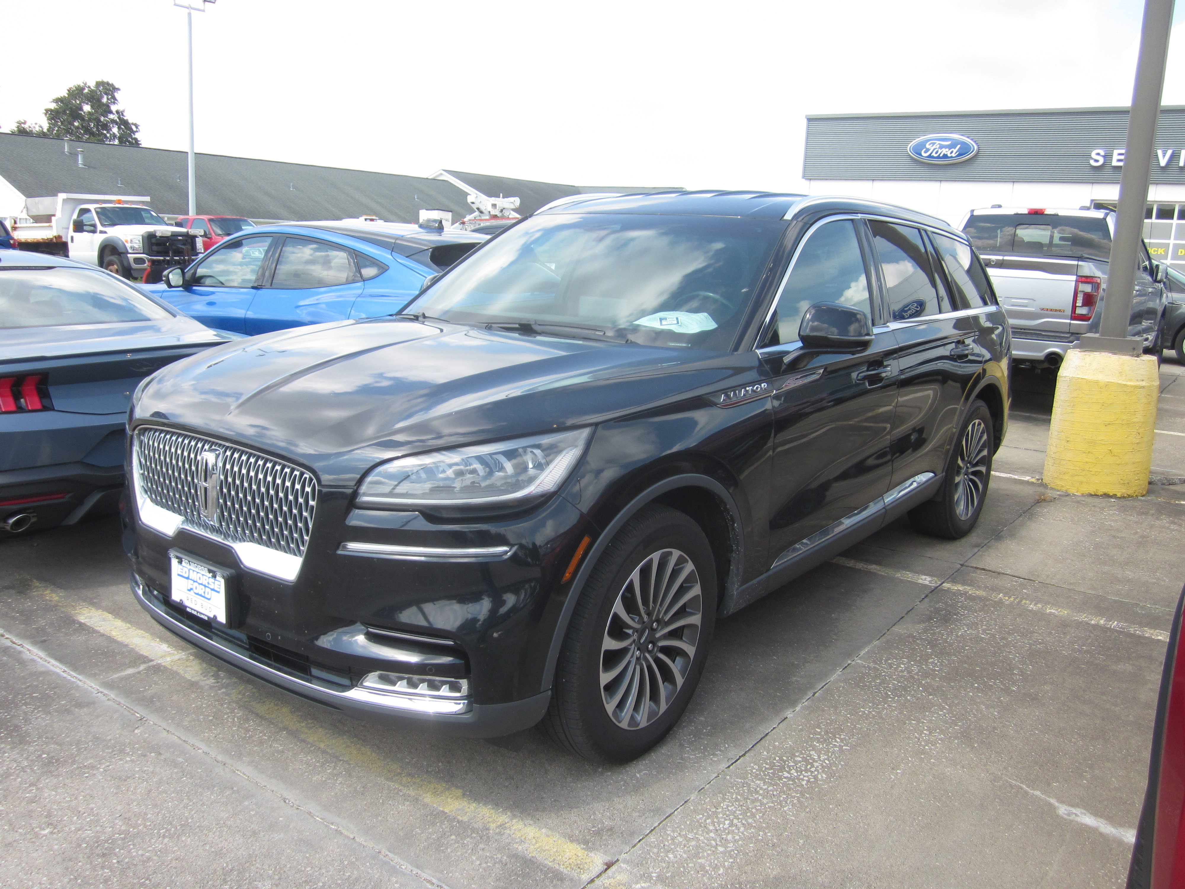 Used 2020 Lincoln Aviator Reserve w/ Elements Package Plus AWD/4WD image 3